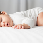 À quel âge un bébé doit-il dormir seul dans une chambre ?
